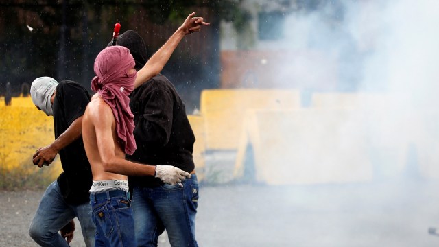 Kerusuhan para demonstran di Venezuela (Foto: REUTERS/Andres Martinez Casares)