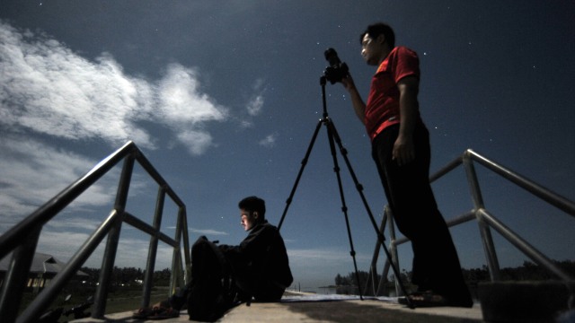 Mengamati Gerhana Bulan Sebagian di Padang