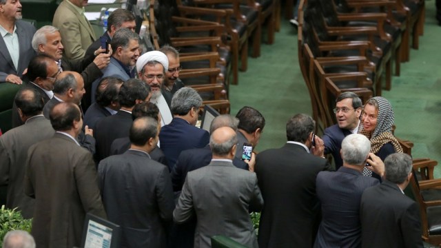 Anggota DPR Iran rebutan foto dan selfie (Foto: Nazanin Tabatabaee Yazdi / Reuters )
