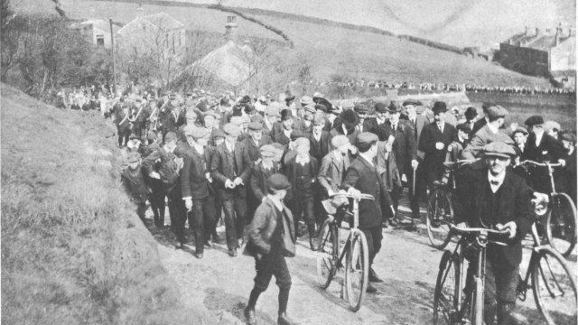 Grayson (depan) dalam demonstrasi tahun 1907. (Foto: University of Huddersfield)