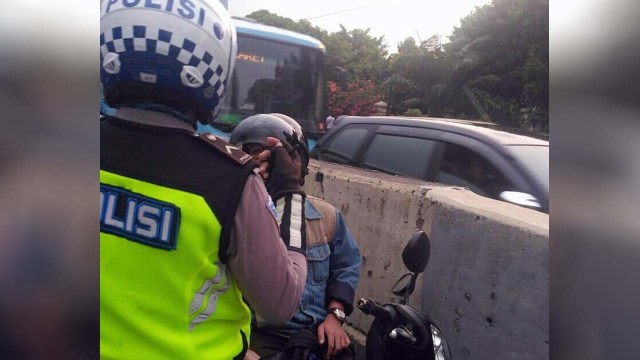 Penindakan motor masuk JLNT Casablanca (Foto: Instagram/polres_jaksel)