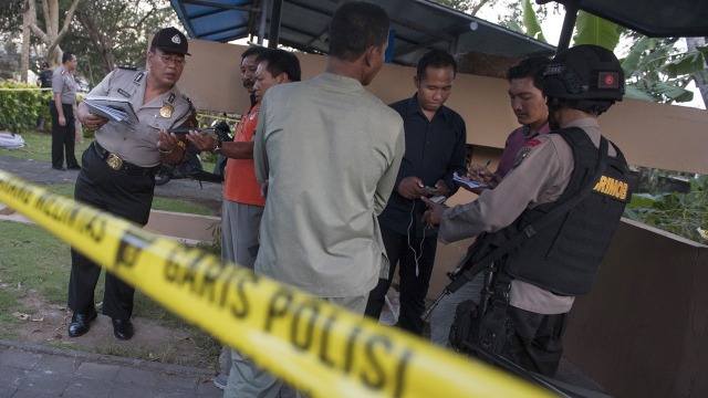 Polisi olah TKP di Hotel Ayana Jimbaran (Foto: ANTARA/Nyoman Budhiana)