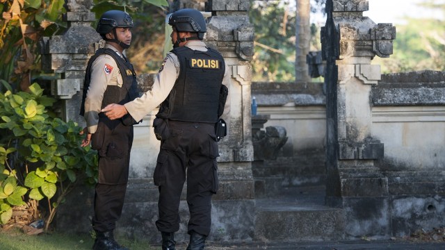 Polisi menyelidiki kasus perampasan senjata (Foto: ANTARA/Nyoman Budhiana)