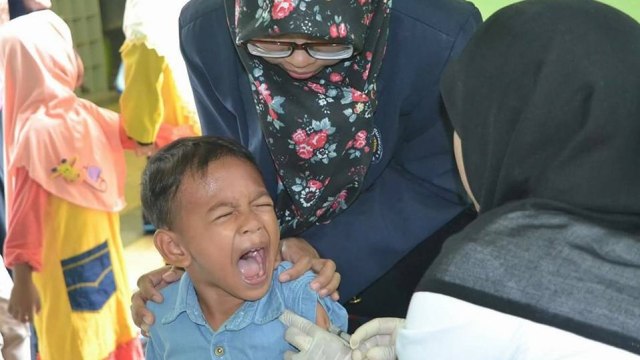Ekspresi anak saat diimunisasi MR (Foto: Facebook/ Piprim Basarah Yanuarso)