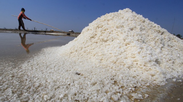 Produksi Garam (Foto: Antara)