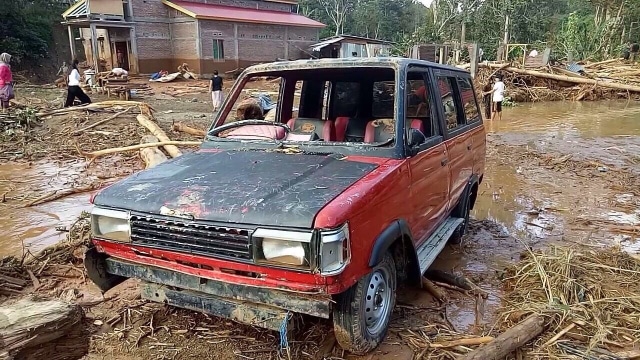 Mobil yang hancur terkena banjir. (Foto: Dok. BNPB)