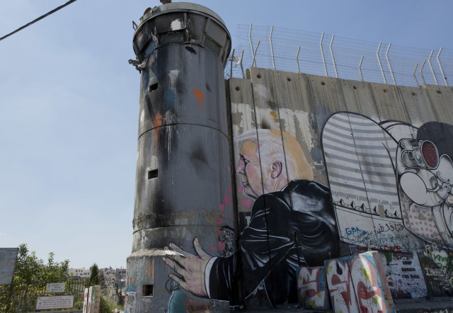 Mural dengan gaya Banksy di Palestina. (Foto: Nasser Nasser/AP)