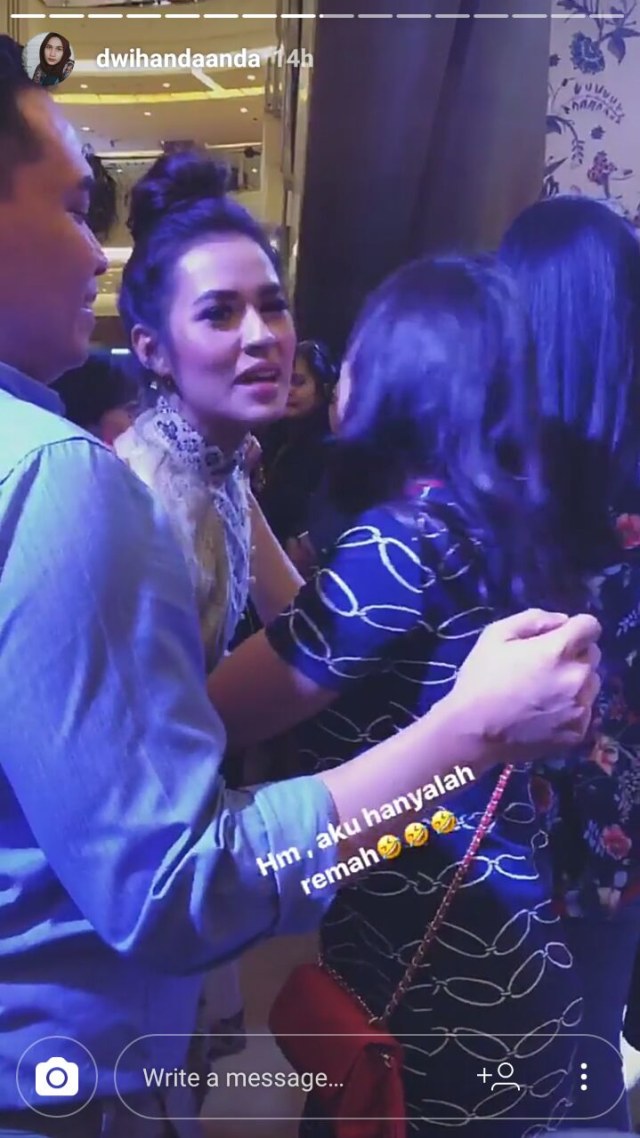 Raisa dan Pevita bertemu di sebuah acara. (Foto: Instastory: dwihandaanda)