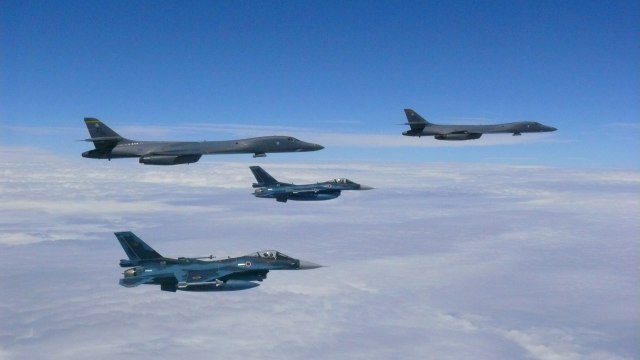 Dua B-1B Lancerbomber bersama dua F2 Fighter Jet Foto: U.S. Air Force/Tech. Sgt. Richard P. Ebensberger/Handout via REUTERS