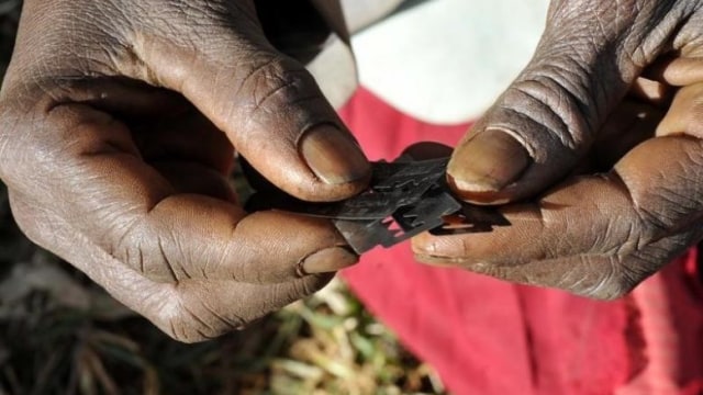 Silet untuk sunat perempuan (Foto: Reuters.)