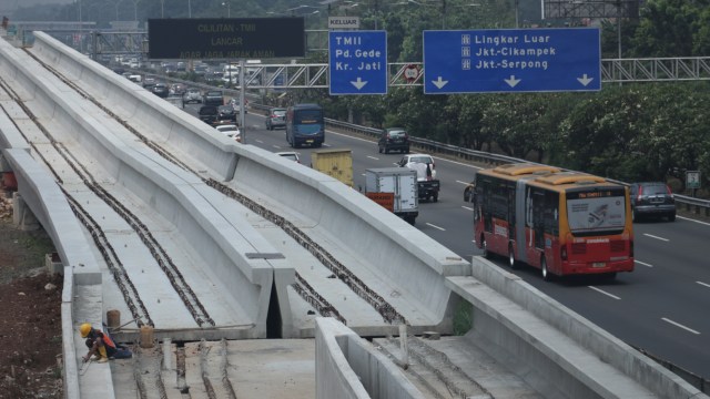 Pembangunan LRT Rute Cibubur-Cawang (Foto: Fanny Kusumawardhani/kumparan)