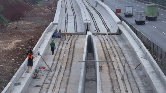 Pembangunan LRT Rute Cibubur-Cawang (Foto: Fanny Kusumawardhani/kumparan)