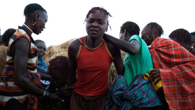 Perempuan di Afrika mengalami sunat perempuan. (Foto: Reuters.)