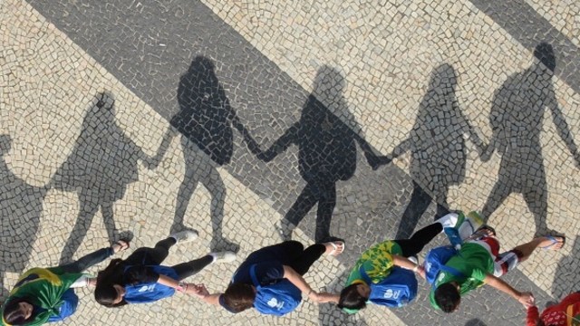 Ilustrasi generasi muda bergandengan tangan (Foto: Getty Images)