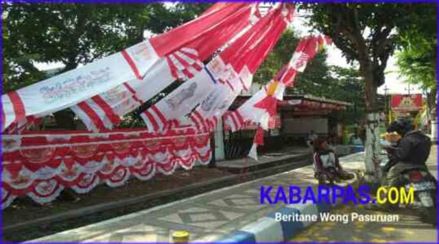 HUT RI, Penjual Bendera Musiman dari Luar Kota Mencari Peruntungan di Pasuruan