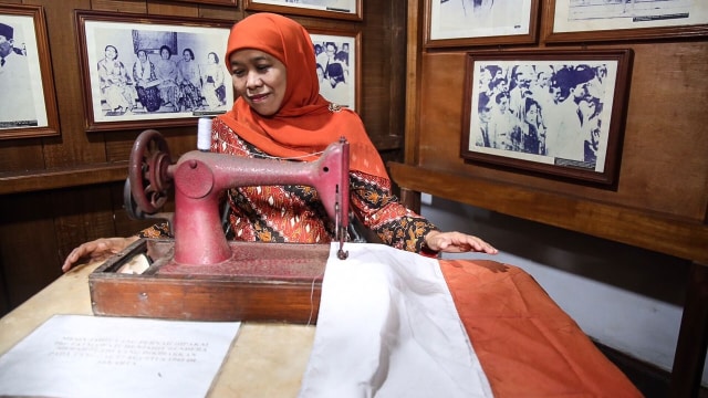 Mensos Khofifah menjahit bendera merah putih (Foto: Kemensos)