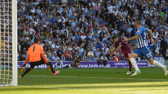Aguero mencetak gol ke gawang Brighton. (Foto: Reuters/Hannah McKay)