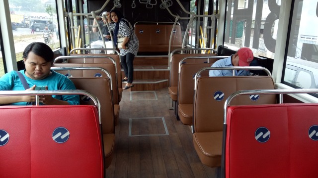 Penumpang di TransJakarta (Foto: Iqra Ardini/kumparan)