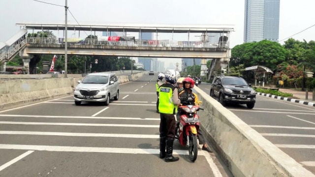 Pengendara sepeda motor ditilang. (Foto: Twitter @TMCPoldaMetro)