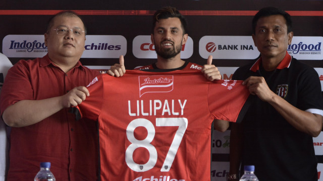 Lilipaly (tengah) resmi jadi penggawa Bali United. (Foto: ANTARA/Fikri Yusuf)
