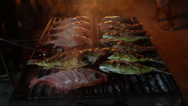 Menikmati Kuliner Malam Ikan Bakar di Saumlaki. (Foto: Fanny Kusumawardhani/kumparan)