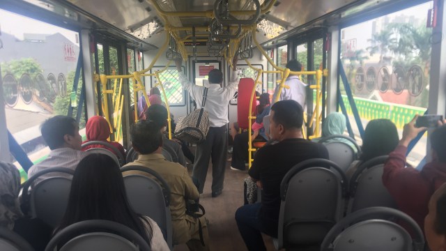 Suasana di Bus Transjakarta Koridor 13 (Foto: Cornelius Bintang/kumparan)