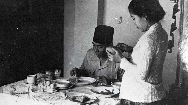 Bung Karno sarapan bersama Fatmawati. (Foto: perpusnas.go.id)