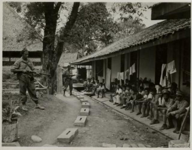 Pengamanan militer di Jakarta, 1945. (Foto: kitlv.nl)