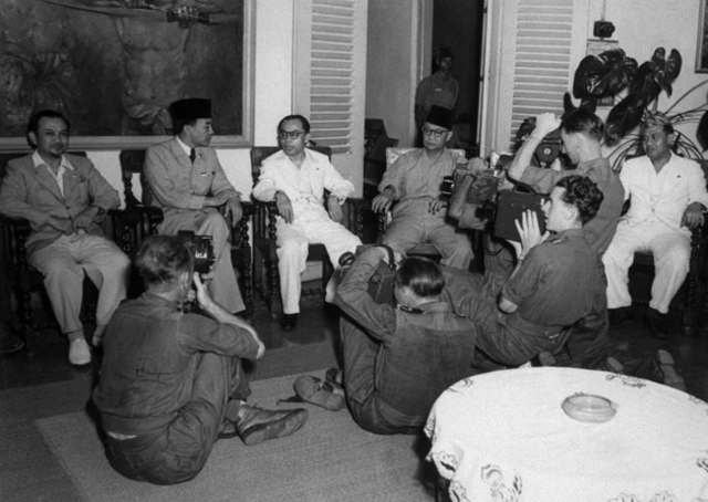 Sukarno-Hatta bersama wartawan asing. (Foto: kitlv.nl)