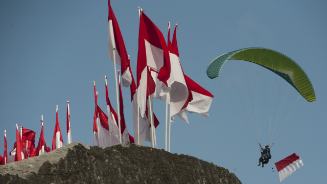 Bendera Merah Putih di Pantai Pandawa, Bali. (Foto: Antara/Nyoman Budhiana)