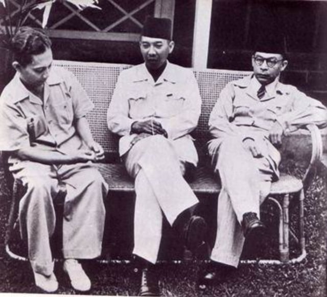 Sjahrir, Sukarno, dan Hatta. (Foto: kitlv.nl)