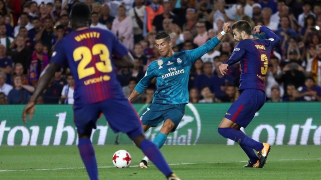 Ronaldo saat masih membela Madrid kala menghadapi Barcelona. Foto: Juan Medina/Reuters