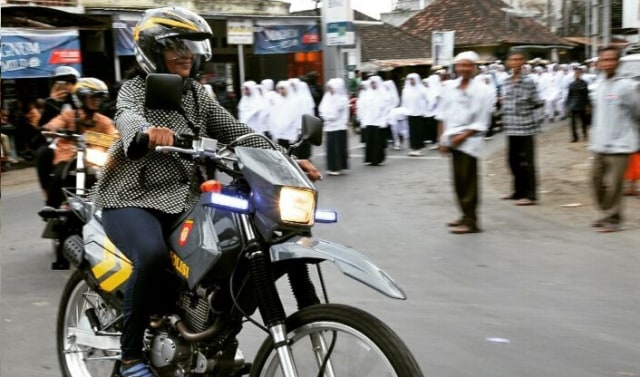 Susi naik motor trail di Lombok (Foto: Instagram Susi Pudjiastuti)