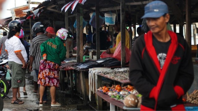 Pasar Olilit, Saumlaki, disesaki pembeli (Foto: Fanny Kusumawardhani/kumparan)