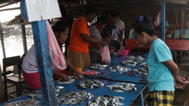 Ikan Tembang di Pasar Olilit, Saumlaki (Foto: Fanny Kusumawardhani/kumparan)