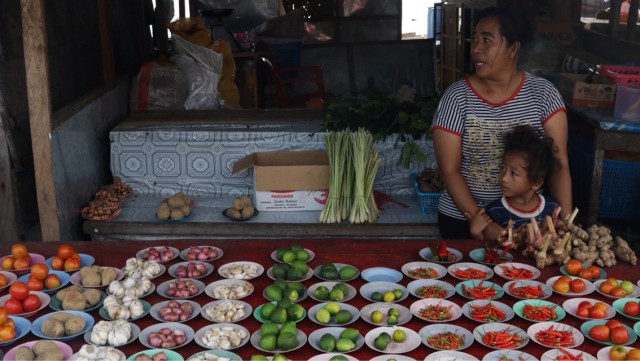 Penjual bahan baku sambal Cole-Cole khas Saumlaki (Foto: Fanny Kusumawardhani/kumparan)