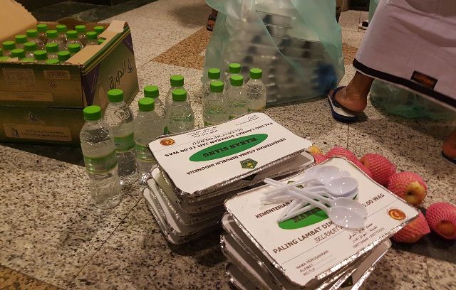 Nasi Box Basi, Katering Arab Bagikan Nasi Bukhari ke Jamaah sebagai Pengganti