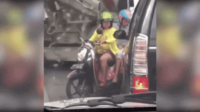 Emak-emak lawan arus saat naik motor (Foto: Facebook Eris Riswandi)