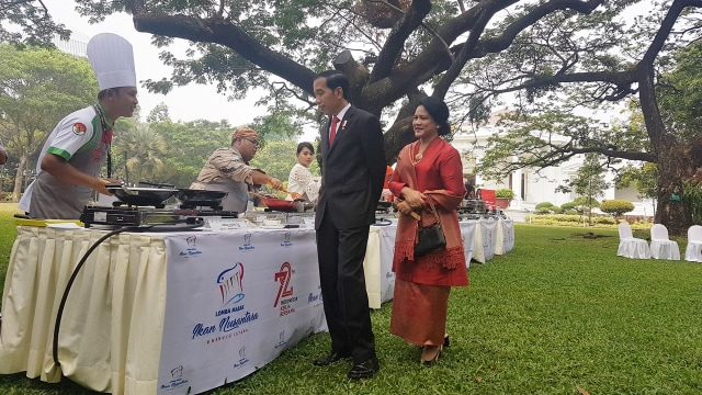 Jokowi meninjau lomba masak di Istana Merdeka. (Foto: Yudhistira Amran/kumparan)