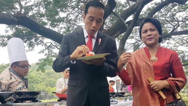 Jokowi meninjau lomba masak di Istana Merdeka. (Foto: Yudhistira Amran/kumparan)