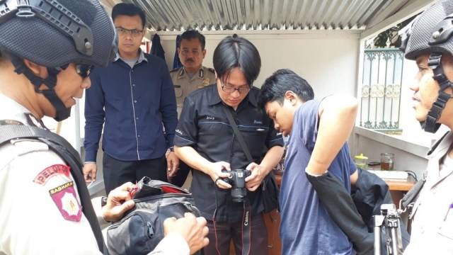 Ditangkap karena foto Polsek Pesangrahan. (Foto: Dok. Humas Polres Jakarta Selatan)