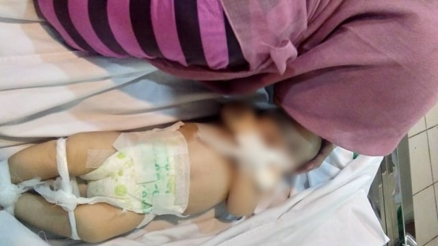 Bayi Hafizh meninggal dunia (Foto: Facebook Fitria Indah Lestari )