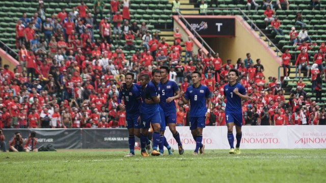 Thailand cetak gol pertama di gawang Timnas.  (Foto: Aditia Noviansyah/kumparan)
