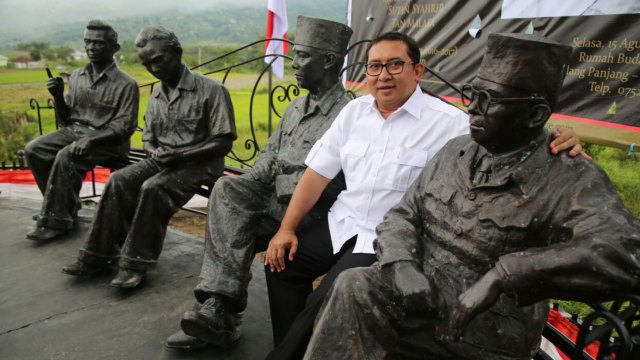 Fadli Zon dan 4 patung Bapak Bangsa (Foto: Twitter @fadlizon)