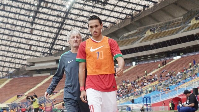 Ezra Walian bersiap melakukan pemanasan