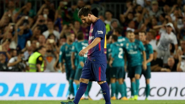 Messi tertunduk usai Barca kalah dari Madrid. (Foto: Sergio Perez/Reuters)