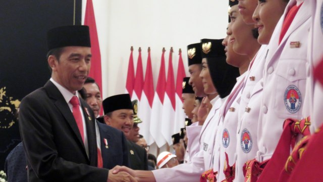 Presiden Jokowi melantik Paskibraka 2017 (Foto: Yudhistira Amran/kumparan)