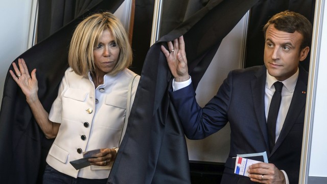 Presiden Emmanuel Macron dan istrinya Brigitte (Foto: Christophe Petit-Tesson/Pool photo via AP, File)