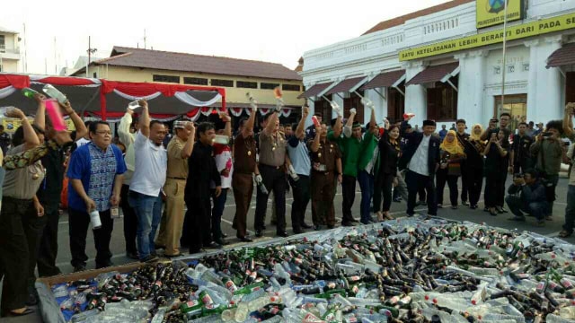 Bersama Polisi, GP Ansor Surabaya Ikut Musnahkan Narkoba Dan Miras