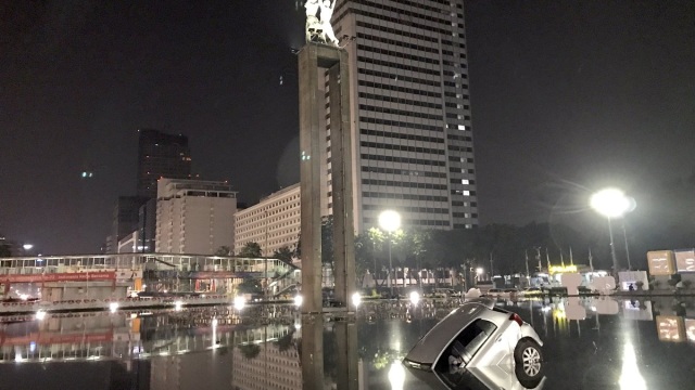 Sedan nyemplung di Bundaran HI (Foto: Twitter/ @TMCPoldaMetro)